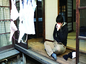 夫の寝ている横で息子の性技に溺れた四十路母 サンプル動画サムネイル